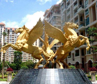 广场上摆放的三只玻璃钢喷漆飞马博鱼网页版