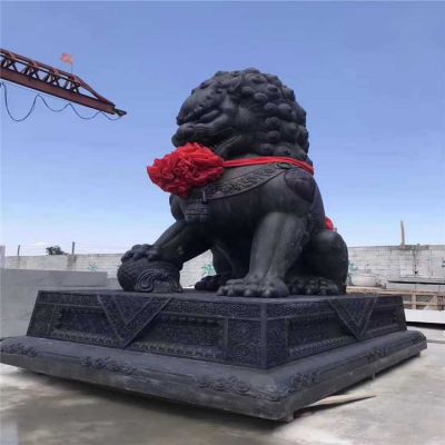 工厂大门两侧摆放青石仿古石狮子门墩博鱼网页版
