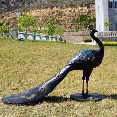 草地上一只傲慢的玻璃钢做旧孔雀博鱼网页版