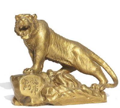 室内摆放的金色的玻璃钢喷漆虎博鱼网页版