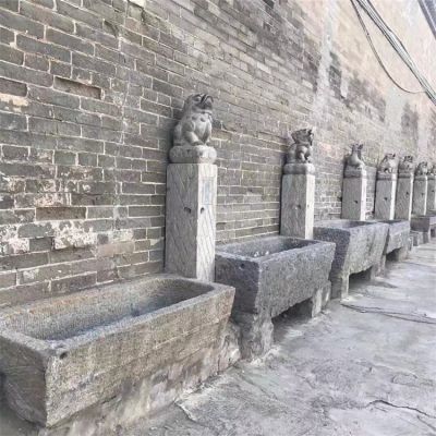 景区城墙边摆放仿古老石槽装饰