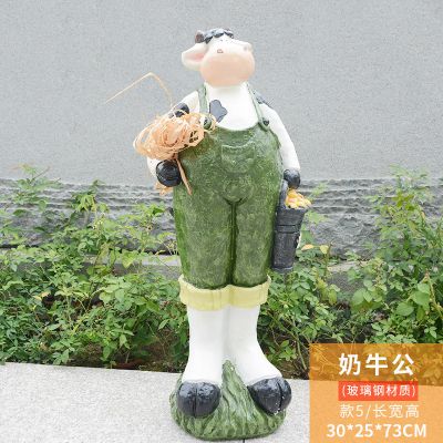 城市街道站立一只劳动的玻璃钢牛博鱼网页版
