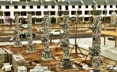 城市花园广场摆放青石龙柱博鱼网页版