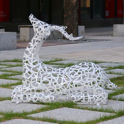 由字母组成的卧地梅花鹿，铁艺镂空鹿博鱼网页版