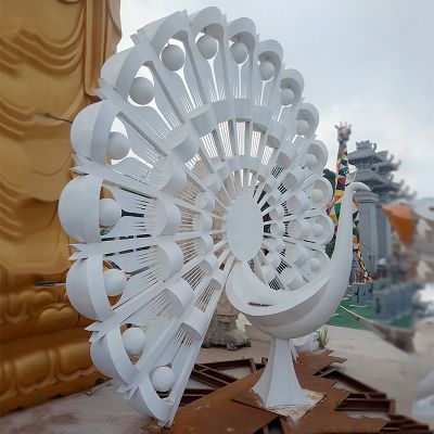 大型商场门口一只爱美的不锈钢镂空孔雀博鱼网页版