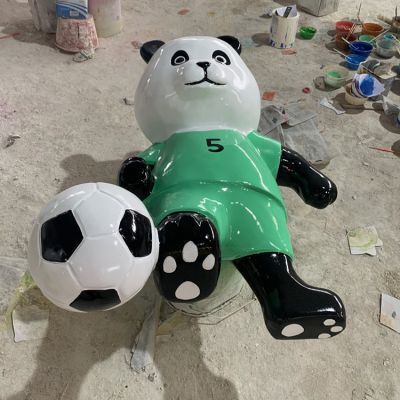 玻璃钢卡通熊猫踢足球公仔博鱼网页版