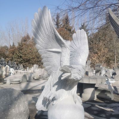 公园一只汉白玉石雕老鹰博鱼网页版