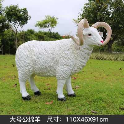 草坪上一只长着犄角的玻璃钢仿真绵羊博鱼网页版