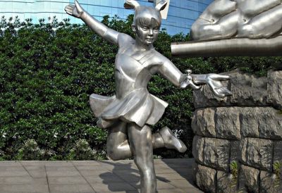 不锈钢镜面踢毽子的小女孩儿童博鱼网页版