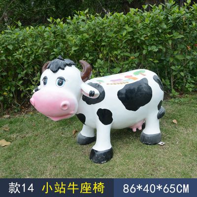 公园中一只小站牛座椅玻璃钢牛博鱼网页版