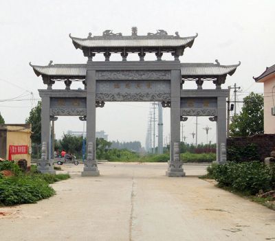 村口前摆放青石仿古门楼牌坊博鱼网页版