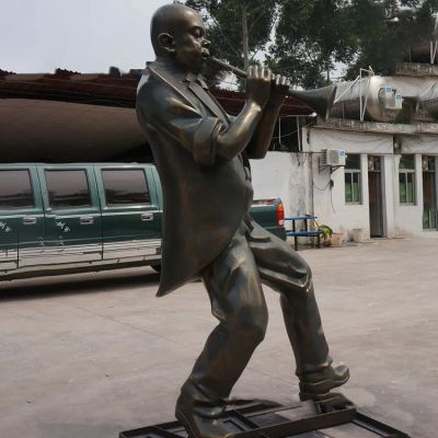 路边街道玻璃钢仿铜吹乐器的人物博鱼网页版
