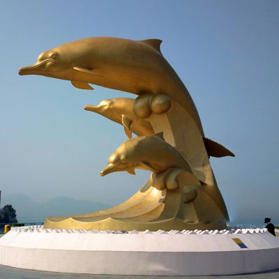 河边摆放大型黄铜海豚博鱼网页版