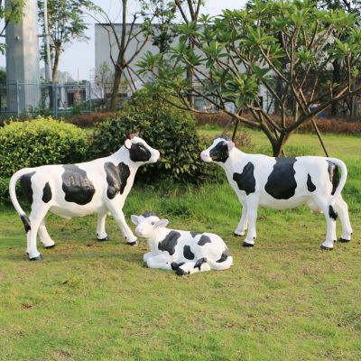 户外街道一家三口玻璃钢牛博鱼网页版