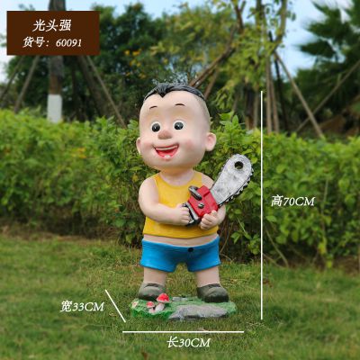 草坪上摆放着一个手拿电锯的玻璃钢彩绘卡通人物博鱼网页版