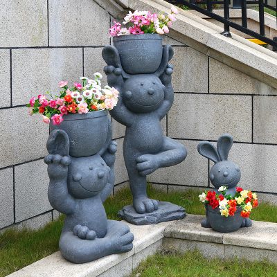 景区石雕头顶花盆练瑜伽的兔子博鱼网页版