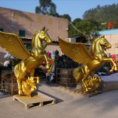 广场上摆放的两只玻璃钢喷漆飞马博鱼网页版