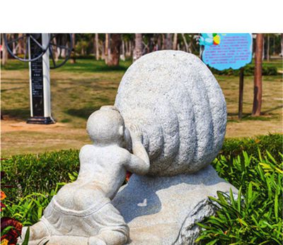 景区小孩趴着吹螺号的景观石雕吹奏博鱼网页版