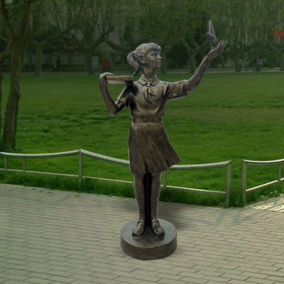 公园校园草坪摆放玻璃钢仿铜学生看书人物博鱼网页版