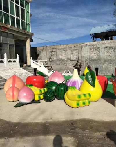 游乐场草坪摆放卡通玻璃钢水果景观博鱼网页版