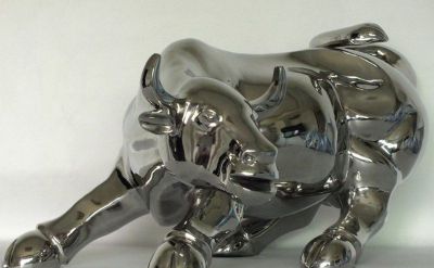 室内摆放的银色的玻璃钢创意华尔街牛