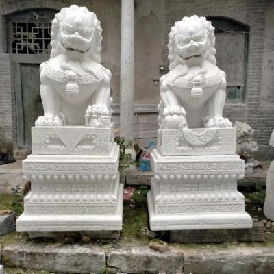 庭院门口摆放汉白玉浮雕狮子门墩石雕