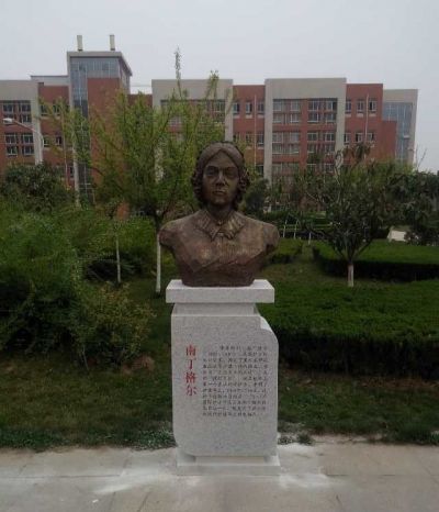 校园名人铜雕南丁格尔博鱼网页版