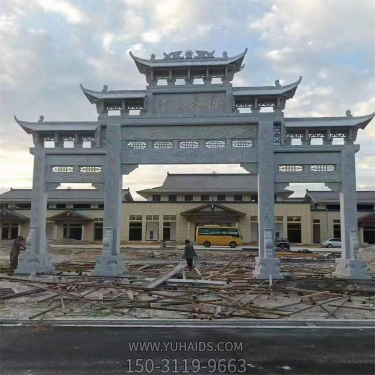 村庄街道摆放天然青石雕刻仿古三门楼石牌坊博鱼网页版