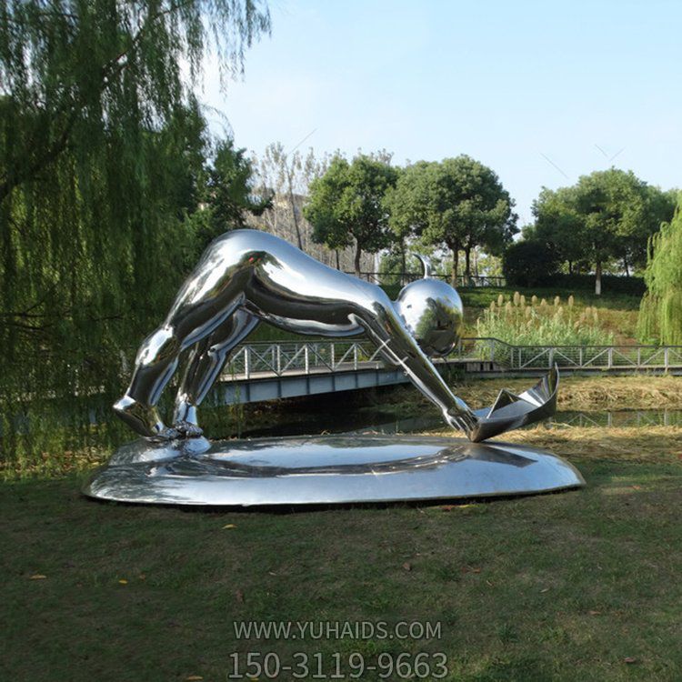 公园草地摆放不锈钢镜儿童玩纸船小品博鱼网页版