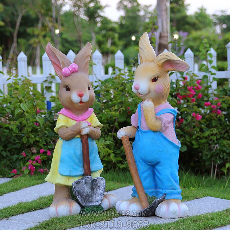 花园摆放两只忙碌的玻璃钢兔子博鱼网页版