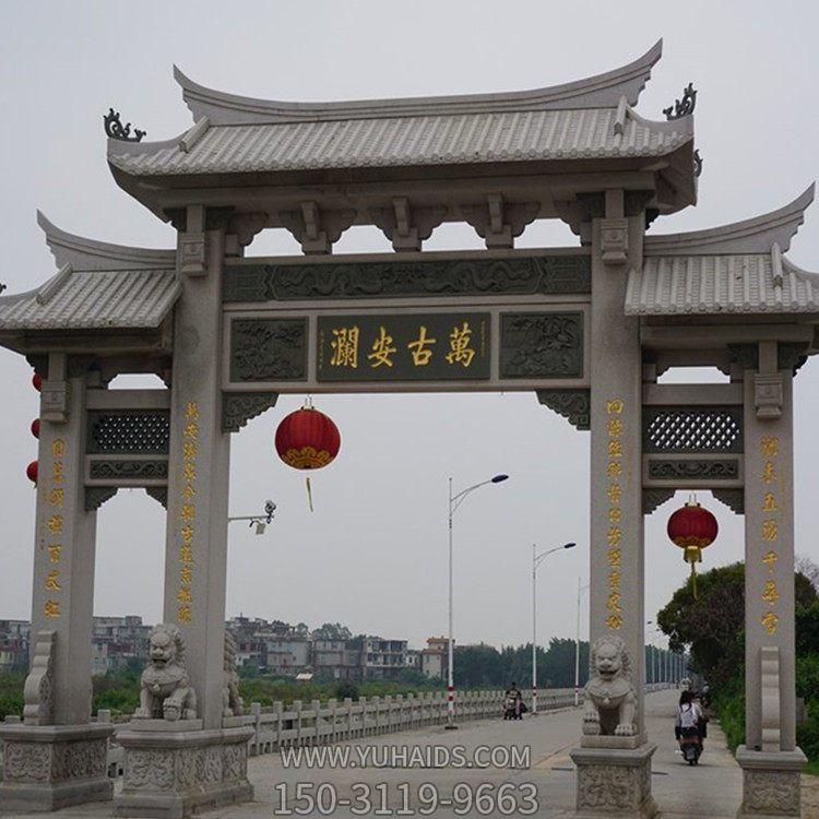 村口摆放青石雕刻仿古三门石牌坊博鱼网页版