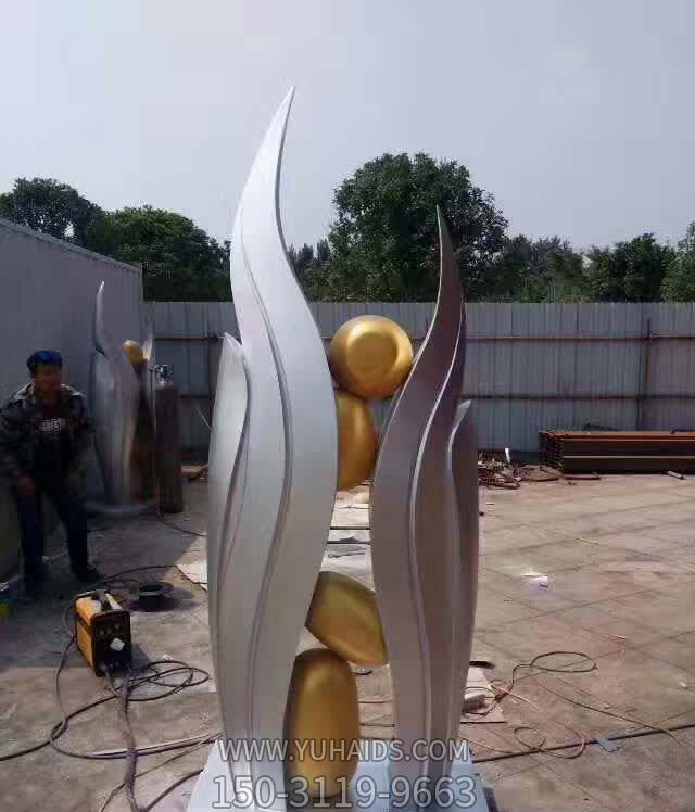 翅膀博鱼网页版-公园户外不锈钢翅膀包裹的金球翅膀博鱼网页版