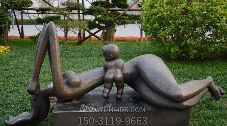 景区创意趴在妈妈肚子上的铜雕母子博鱼网页版