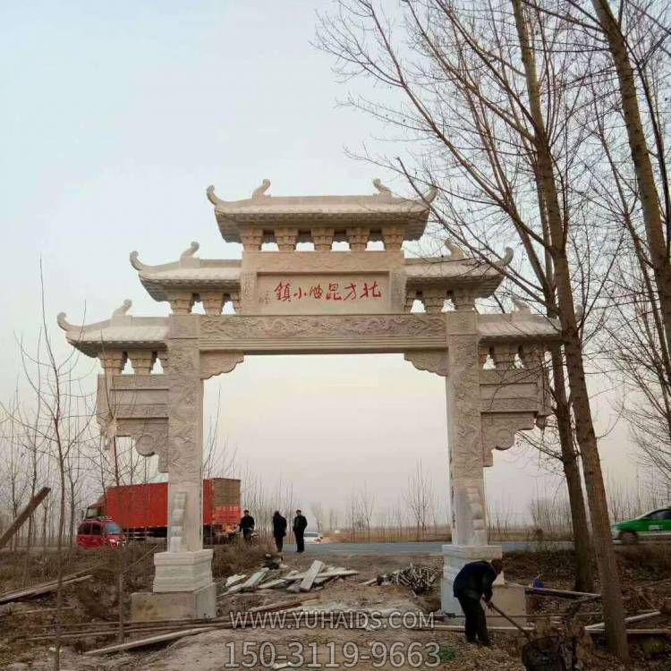 村庄入口摆放青石雕刻单门楼石牌坊博鱼网页版