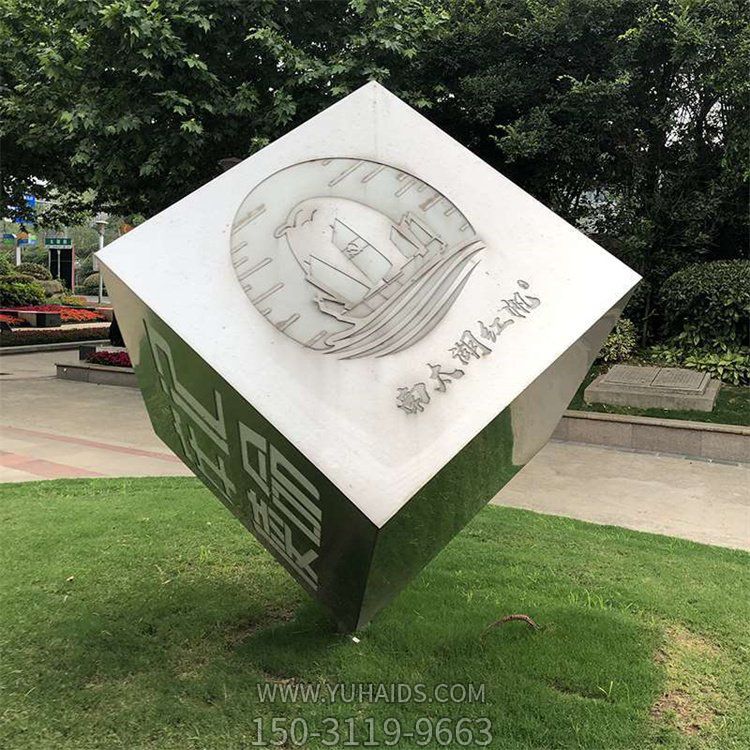校园草地摆放不锈钢刻字标识景观魔方博鱼网页版