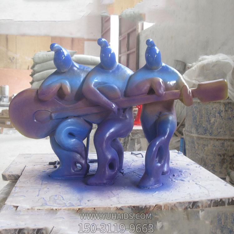 商场户外美陈摆件抱着乐器玻璃钢抽象人物博鱼网页版