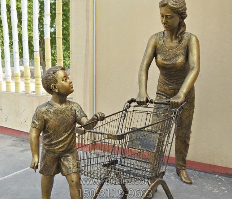 商场铜铸帮妈妈推车的母子博鱼网页版
