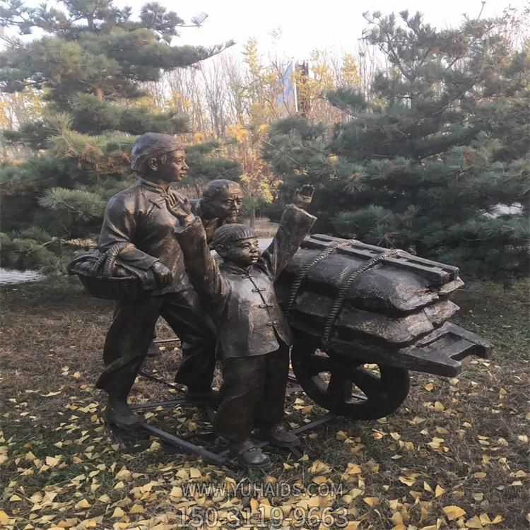 情景户外小品一家三口推车的人物景观博鱼网页版