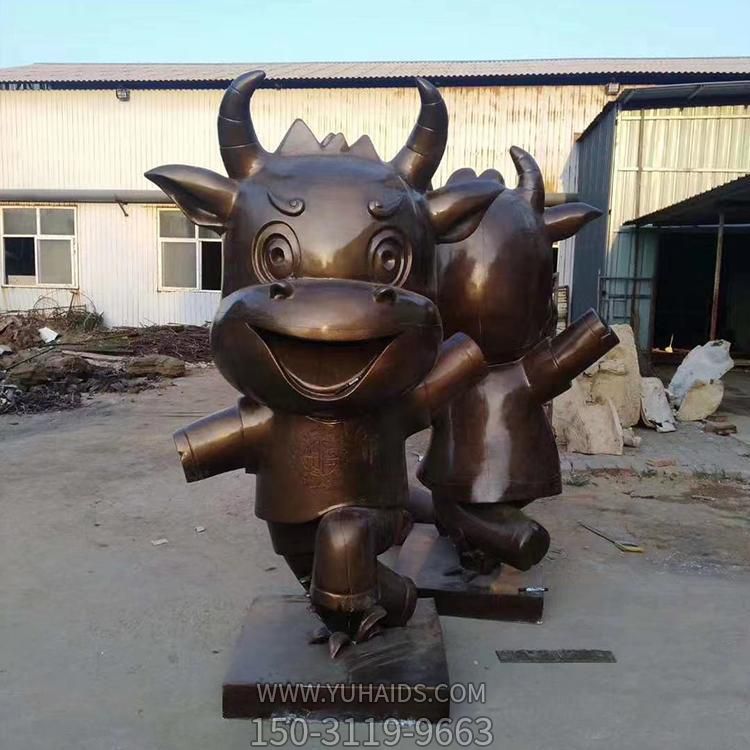 游乐园摆放玻璃钢仿铜卡通牛景观博鱼网页版