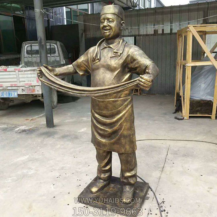 户外街道玻璃钢仿铜拉拉面的人物景观博鱼网页版