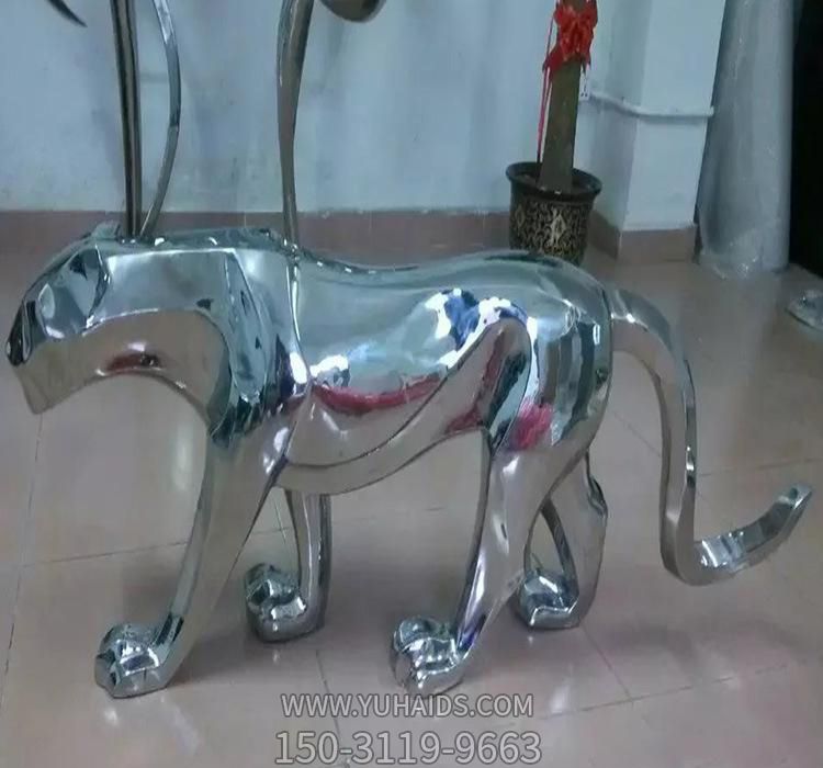 室内摆放的银色玻璃钢抽象虎博鱼网页版