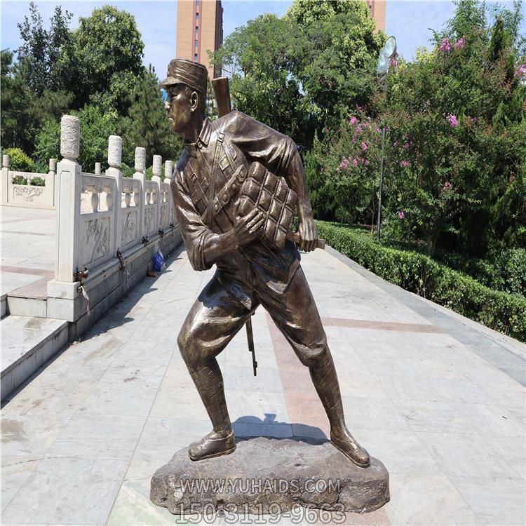景区户外街道玻璃钢仿铜园林八路军战士人物景观博鱼网页版