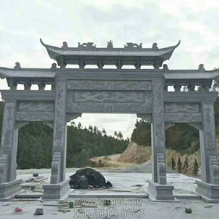 村庄门口摆放青石雕刻门楼牌坊博鱼网页版