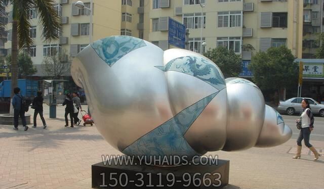 广场上摆放的玻璃钢彩绘海螺博鱼网页版