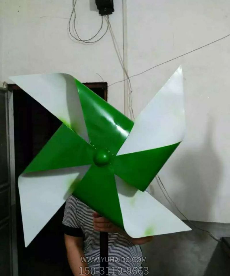 学校幼儿园草坪摆放绿色不锈钢风车博鱼网页版 学校幼儿园草坪摆放绿色不锈钢风车博鱼网页版
