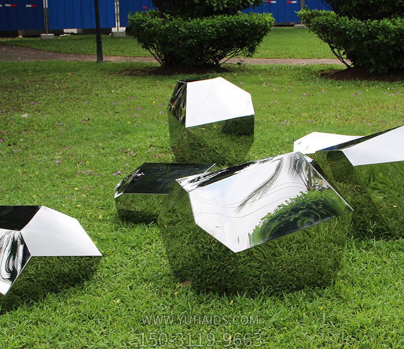 花园摆放多个不锈钢切面石头博鱼网页版