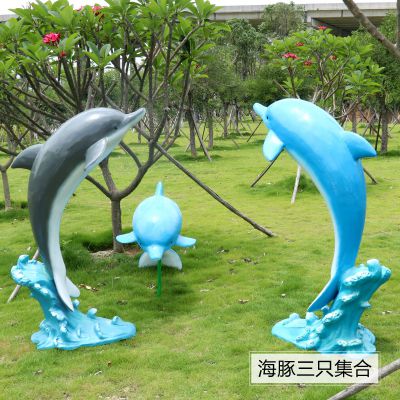 公园一家三口不锈钢海豚博鱼网页版