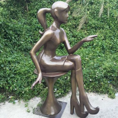 坐在圆凳上的美女抽象博鱼网页版摆件