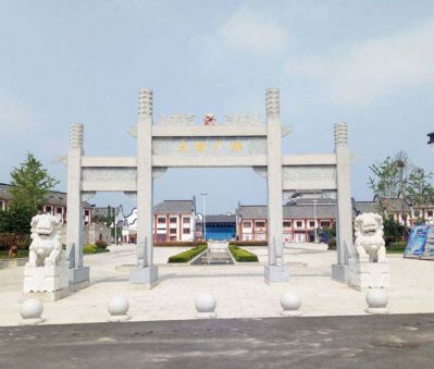 文化广场摆放冲天柱三门石雕牌坊