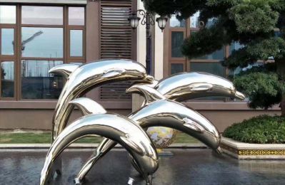 户外水池中四只抽象不锈钢海豚博鱼网页版